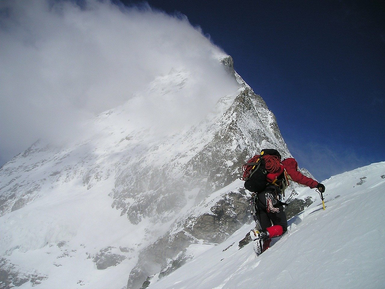 マッターホルンの山頂に一人でアタックする登山家